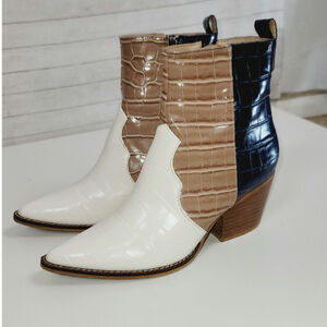 ARIDER GIRL Delite Crocodile Print Ankle Boot in Navy Cream, sz 7